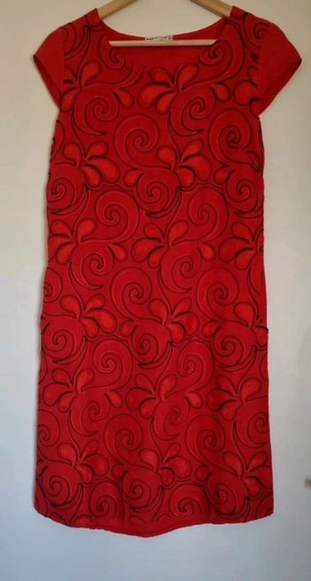 Robe rouge sans manches