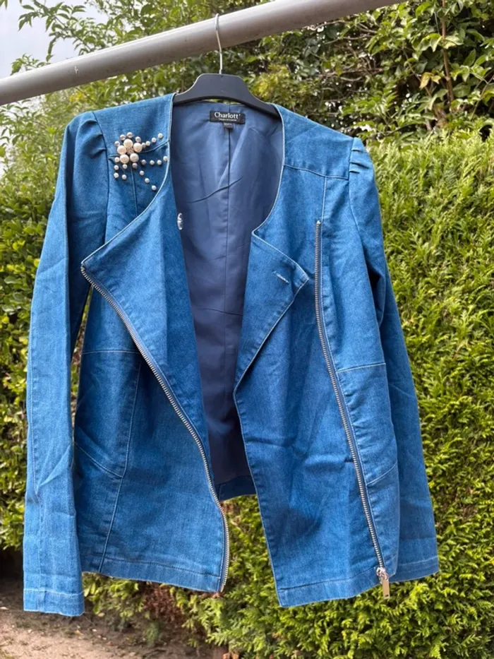 Veste en jean bleu ornée de perles sur l’épaule – Marque Charlott’