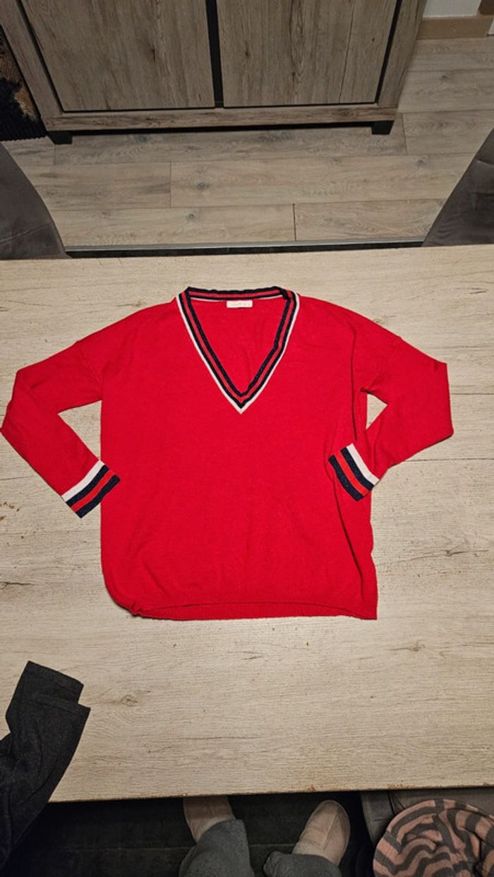 Pull manches longues, col V, rouge à bord blanc et bleu, Peace n'love,S/M, peu mis - photo numéro 2