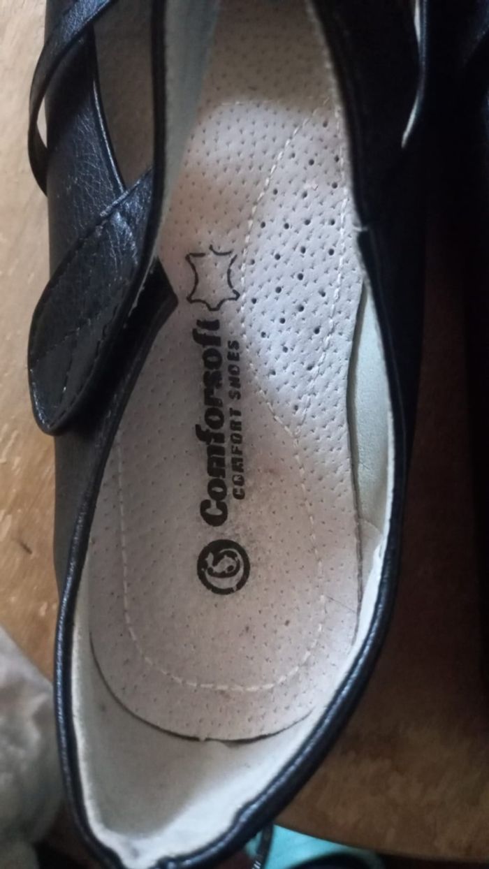 Paire de chaussures noires en cuir femme - photo numéro 2