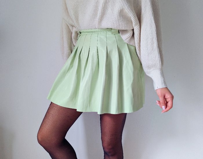 Jupe patineuse simili cuir vert clair originale tendance hiver Marque Bershka Taille 38 M
Très bon état