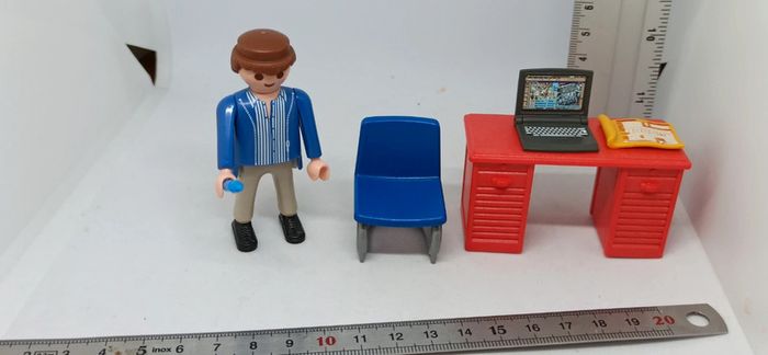 Homme avec bureau rouge et accessoires playmobil - photo numéro 3