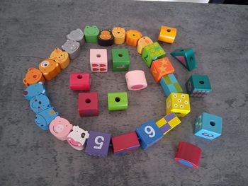 34 grosse perles en bois bébé perles en bois en bon état.