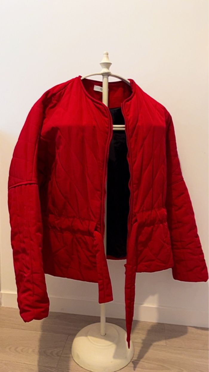 Veste mi-saison rouge avec cienture