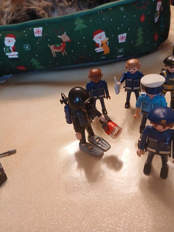 8 personnages police playmobil avec accessoires - photo numéro 3