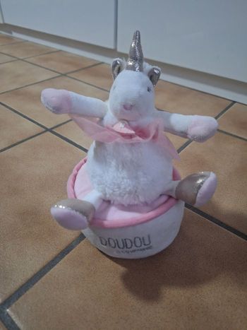 Mobilier licorne musique et tourne sur elle même