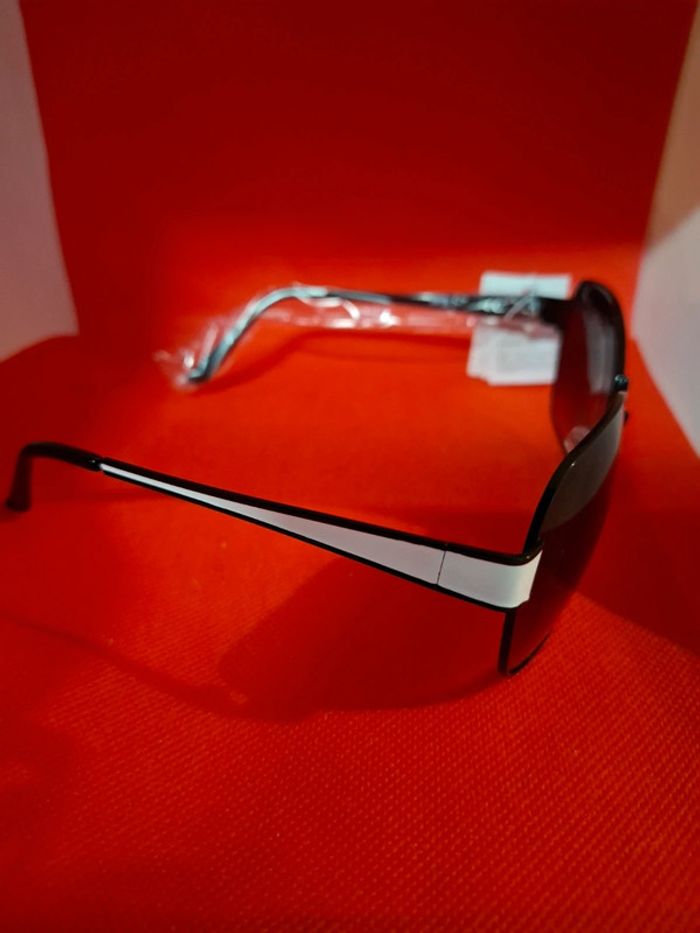 Lunettes de soleil Sur-Lux neuves avec étiquettes protection 400CE. noires et blanche - photo numéro 2