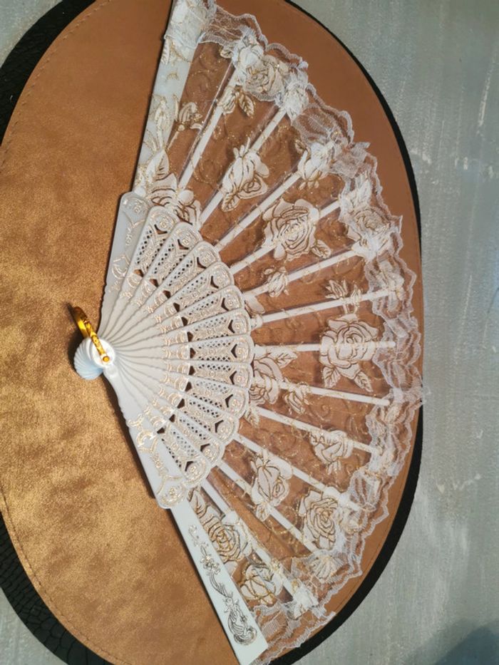 Éventail style Vintage dentelle paillette roses blanches
