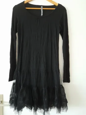Petite robe noire avec tulle en bas