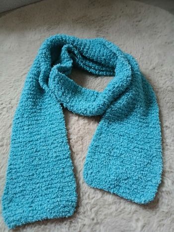 Écharpe tricoté bleu à paillettes