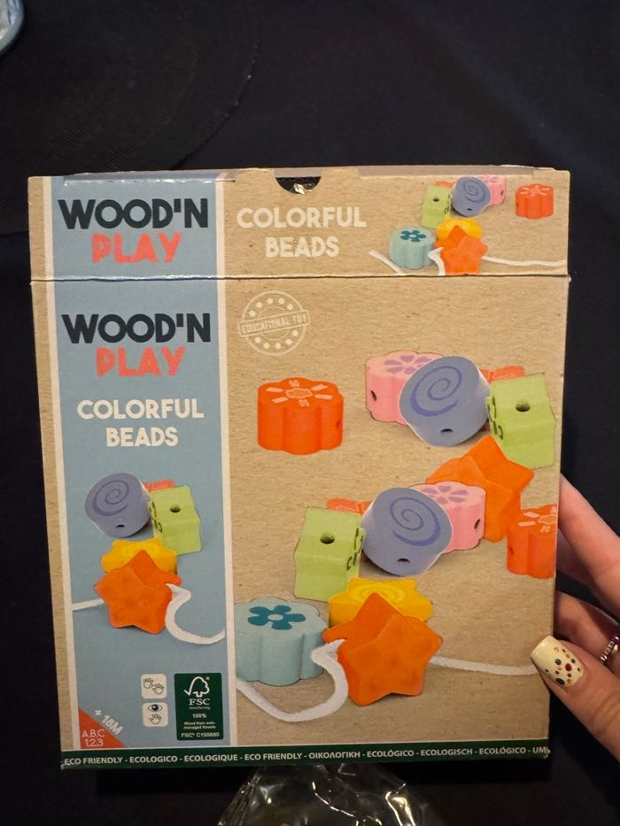 24 perles en bois multicolores à enfiler comme neuf - photo numéro 4