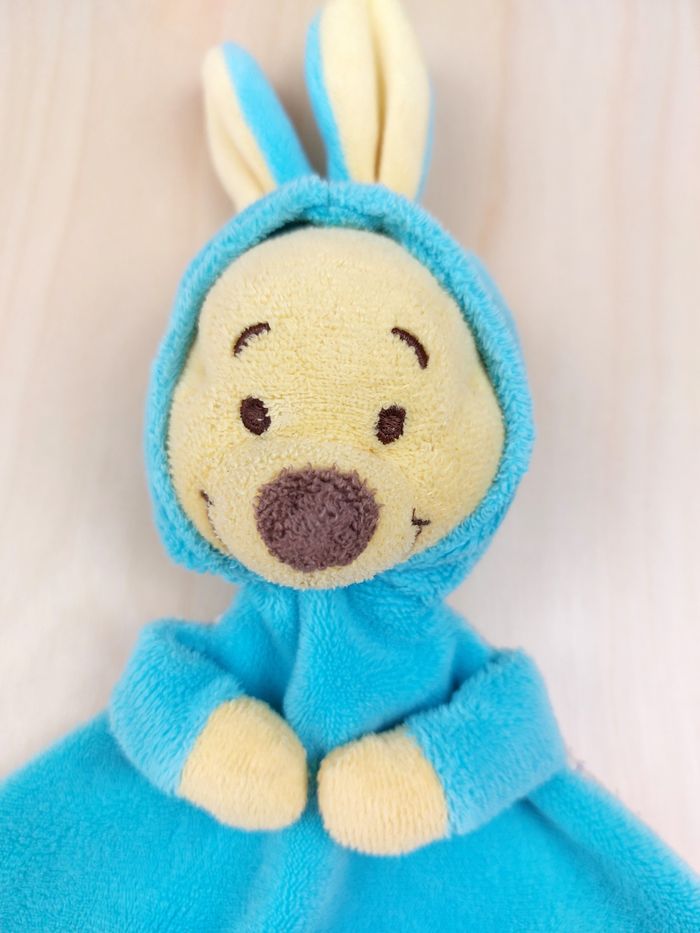 Doudou plat Winnie l'ourson déguisé en lapin DISNEY NICOTOY bleu jaune abeille - photo numéro 3