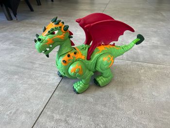 Dragon qui marche et ouvre la bouche et les ailes