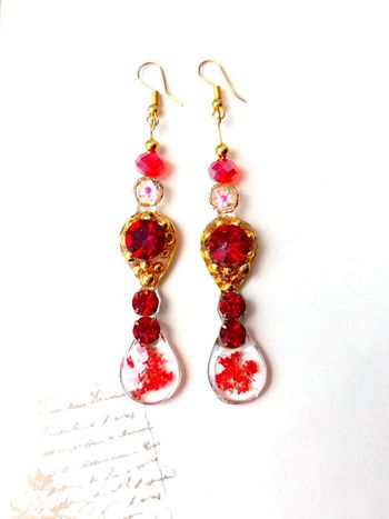 Magnifique paire de boucles d'oreilles pendantes en résine style vintage cocktail