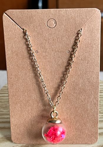 Collier boule fuschia