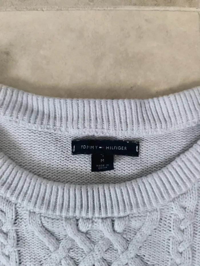 Pull tommy Hilfiger femme M blanc crème motif torsadé devant, des tâches et couleur ternie - photo numéro 3