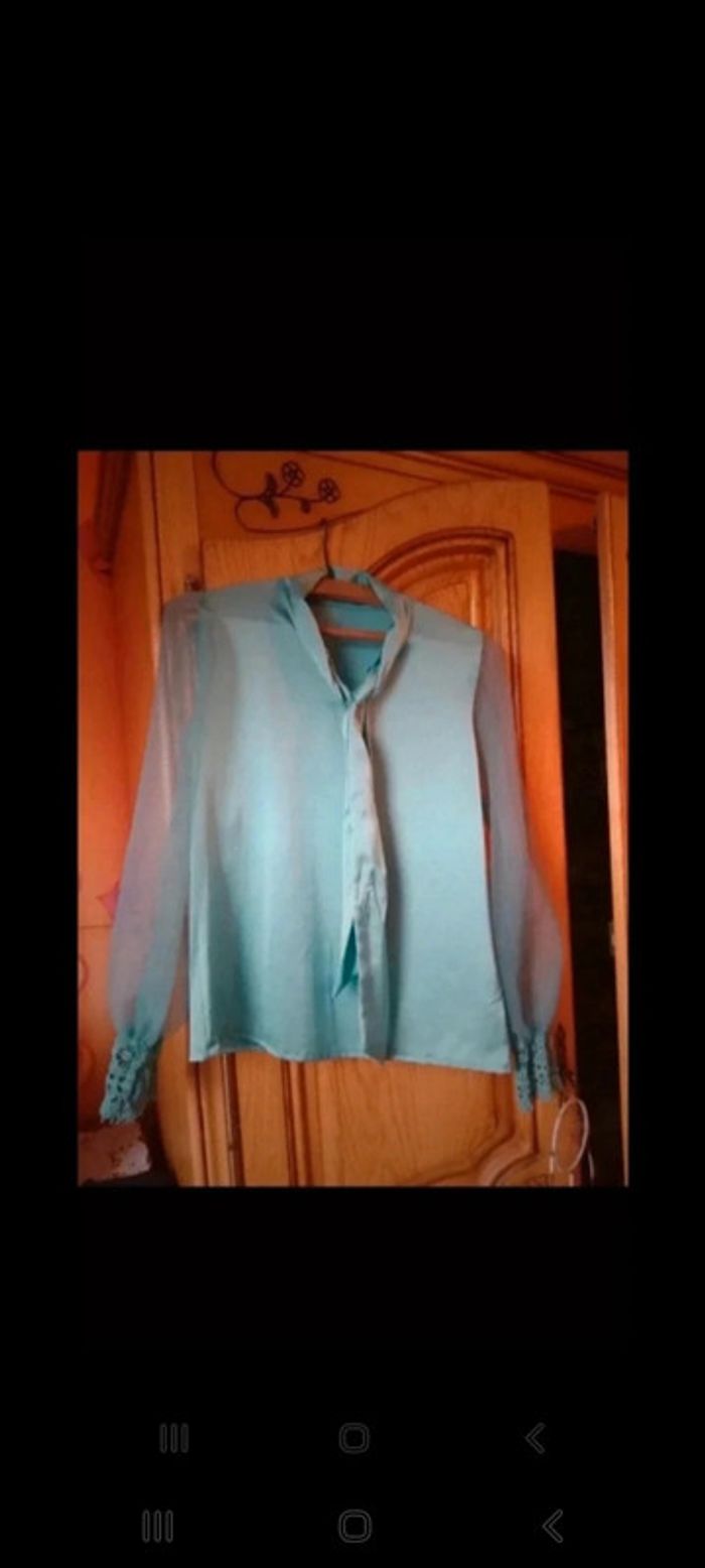 Blouse satinée avec manches en voiles et dentelles