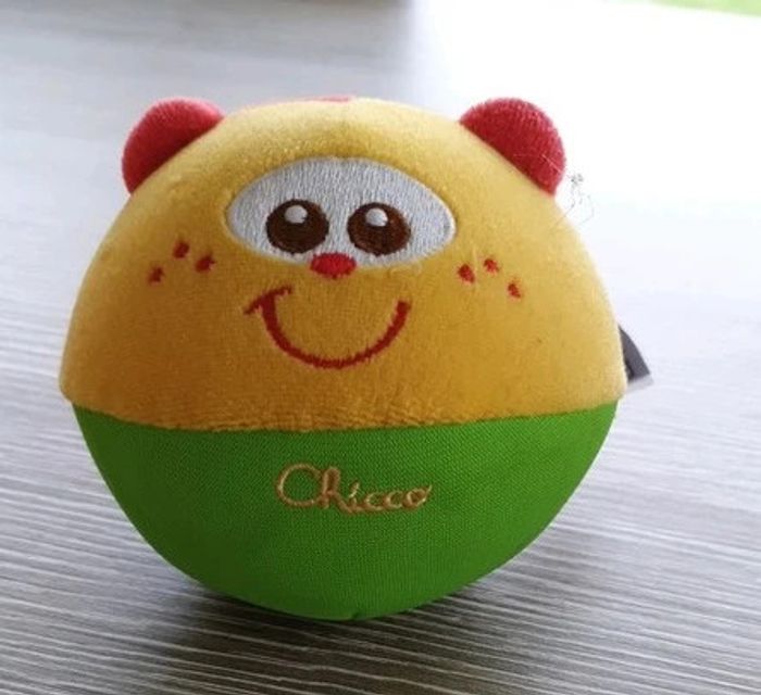 Petite balle en mousse avec grelots