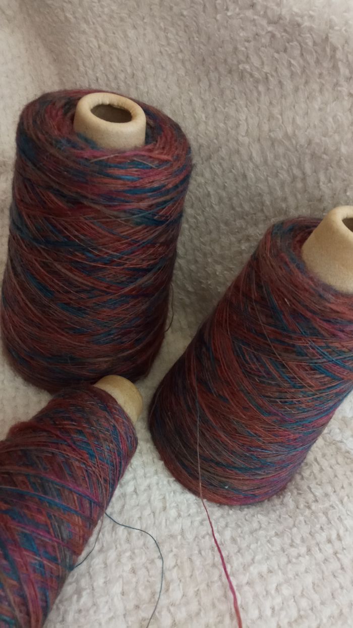 3 petites Bobines de Fil à Tricoter chinées, légèrement méchées (670g) - photo numéro 2