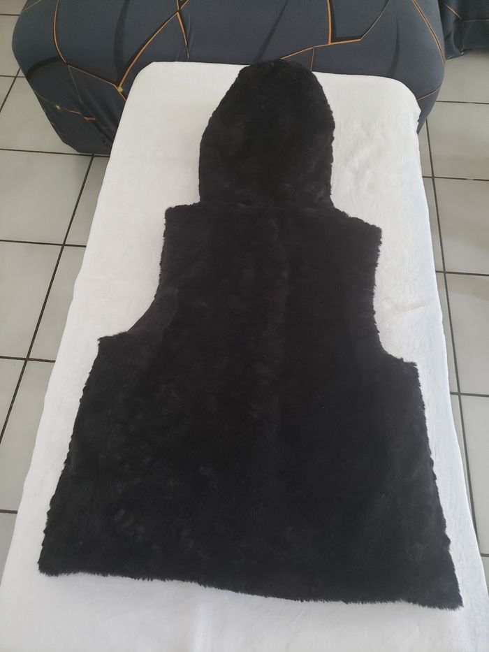 Veste à capuche sans manches noire fausse fourrure - photo numéro 7