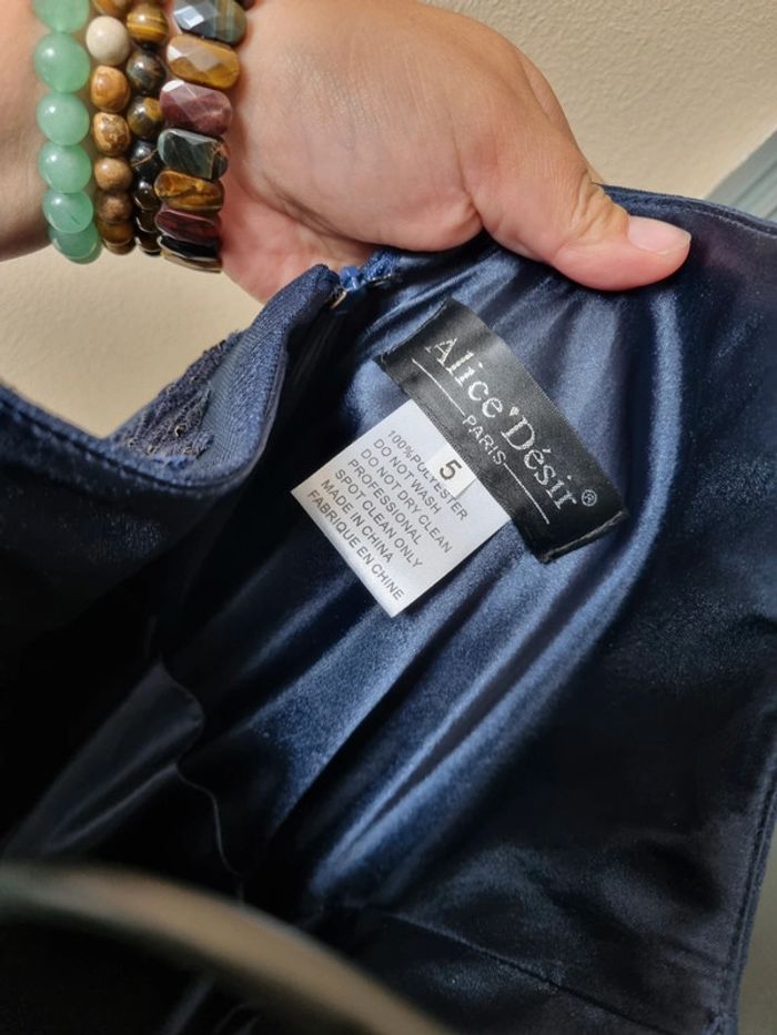 Robe d'occasion avec dentelle et foulard. - photo numéro 3