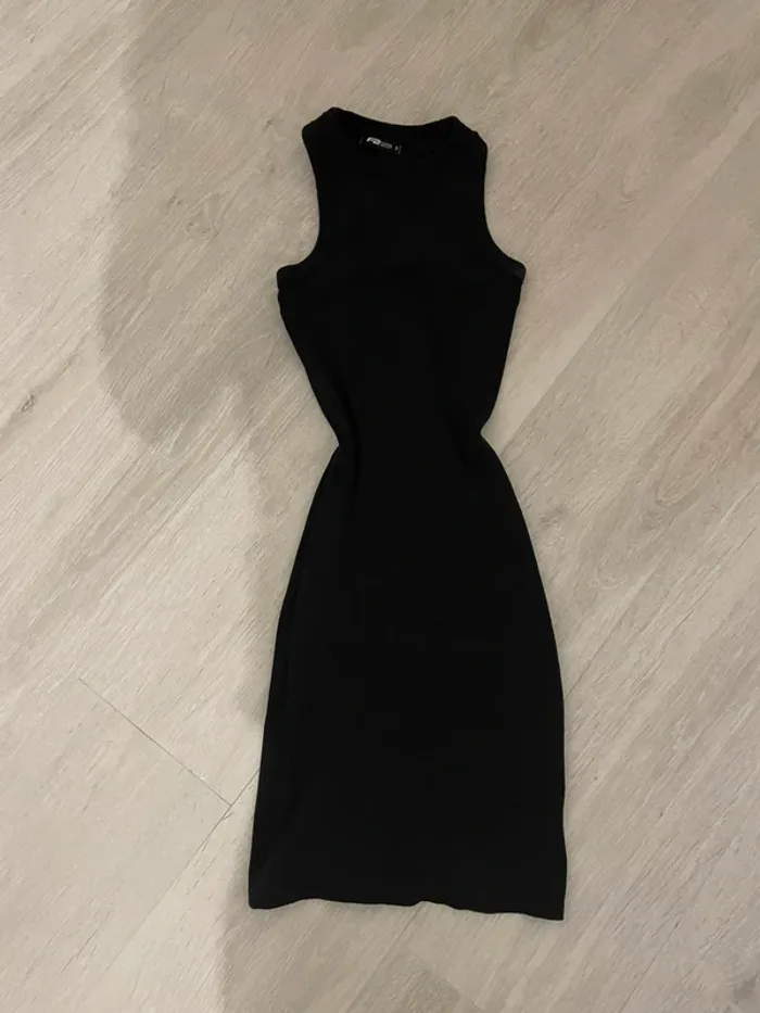 Robe noir longue ajusté colle au corps New Yorker