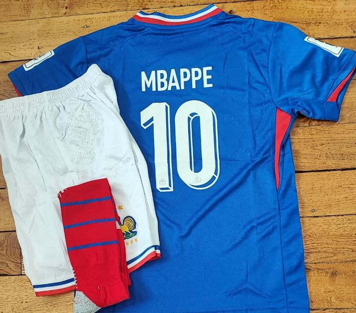 MBAPPE fRANCE kit football complet taille 12 ans + patchs