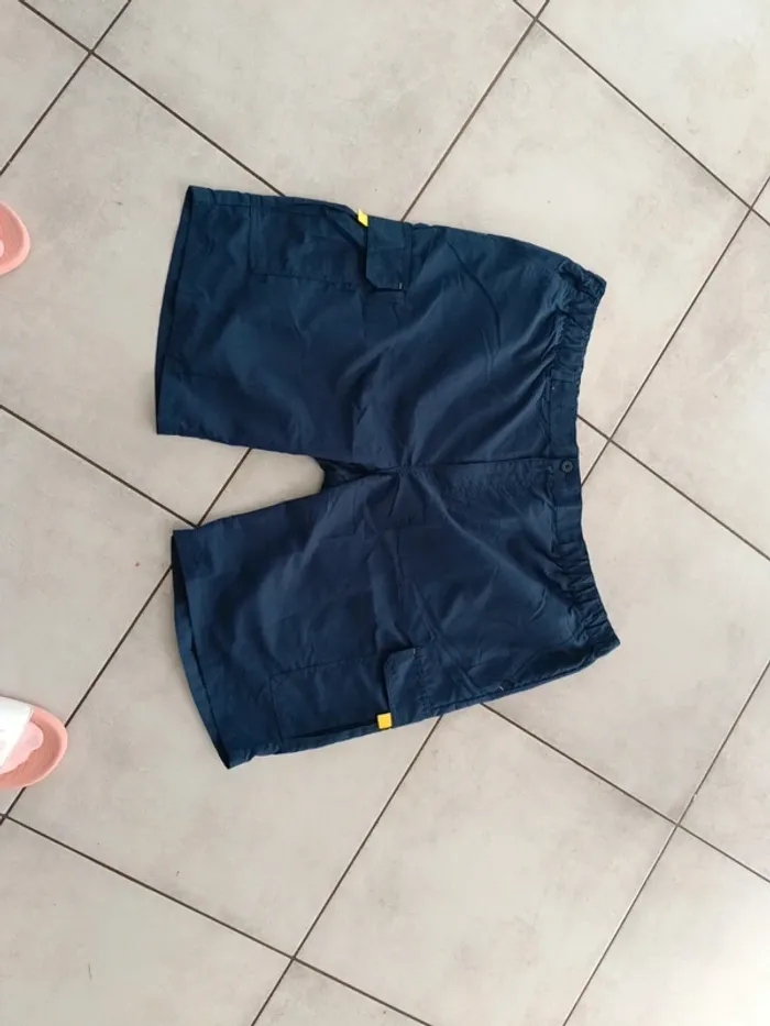 Short bleu