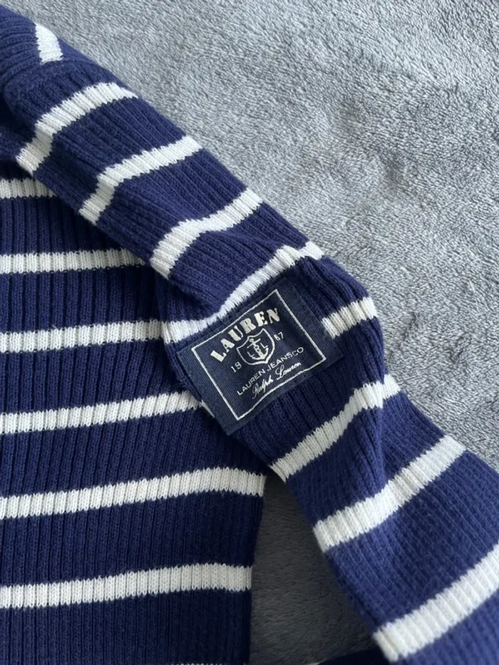 Pull Femme Marine à Bande Blanche T.M – Détail Badge Manche - photo numéro 3