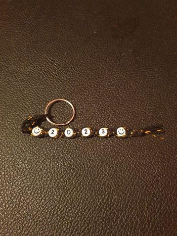 Porte-clés "2023" fil noir et doré