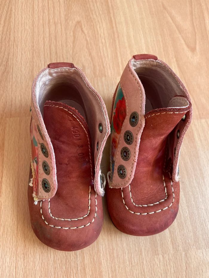 Belle paire de chaussures/bottines en cuir Kickers rose avec hologramme T. 21 fille - photo numéro 3