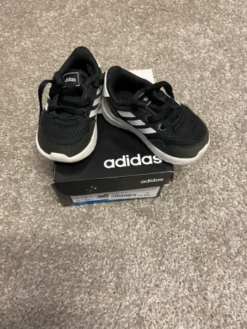 baskets Adidas noires et blanches - excellent état - taille 19