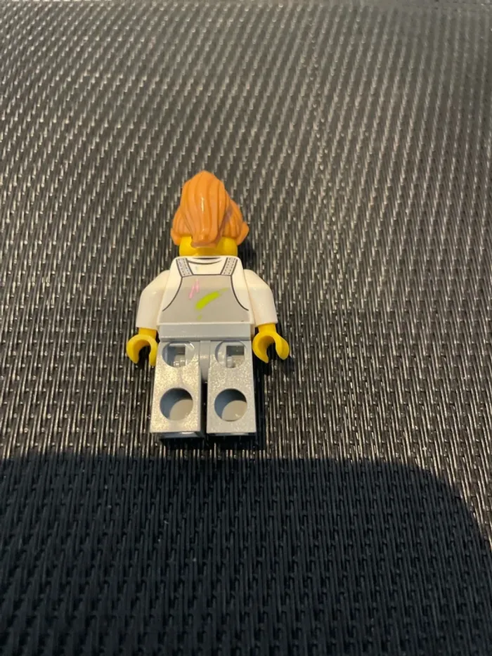 Lego mini figurine femme peintre en salopette cty0661 60134 parc minifigure officiel - photo numéro 4