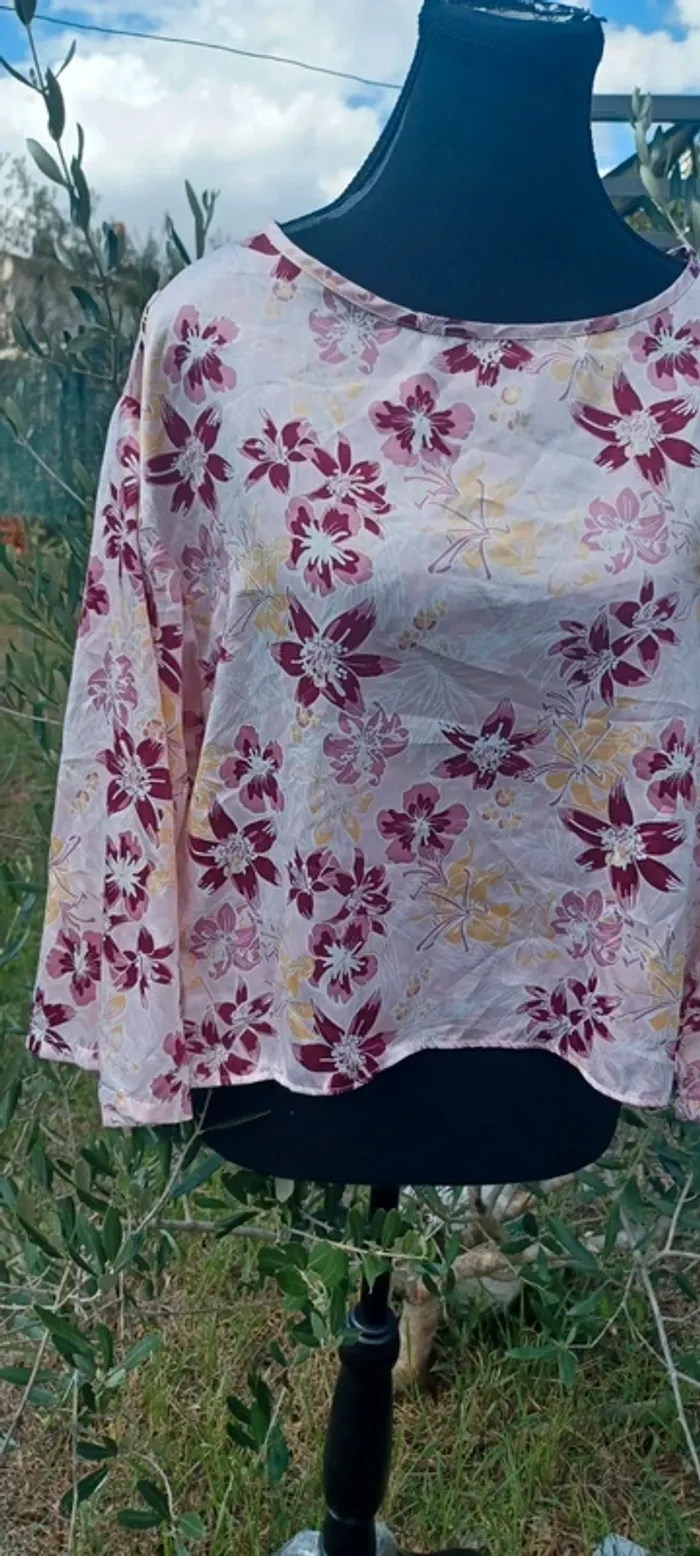 Joli haut à fleur taille M marque imprevu - photo numéro 2