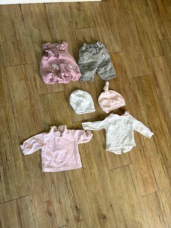 Lot 1 mois pantalon + robe + 2 bonnets + 2 blouses
