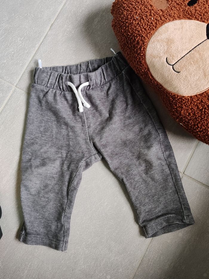 Pantalon c&a gris 6/9m