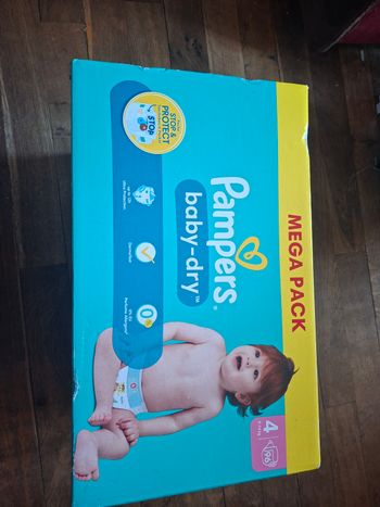 Couches Pampers jamais ouvert neuf taille 4