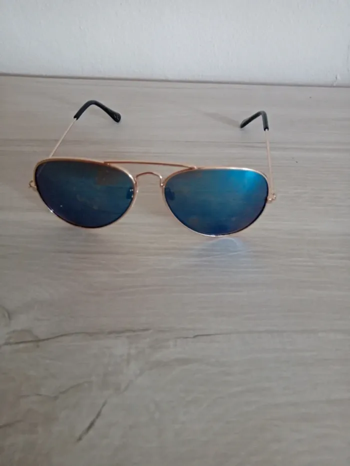 Jolie paire de lunettes de soleil - photo numéro 3