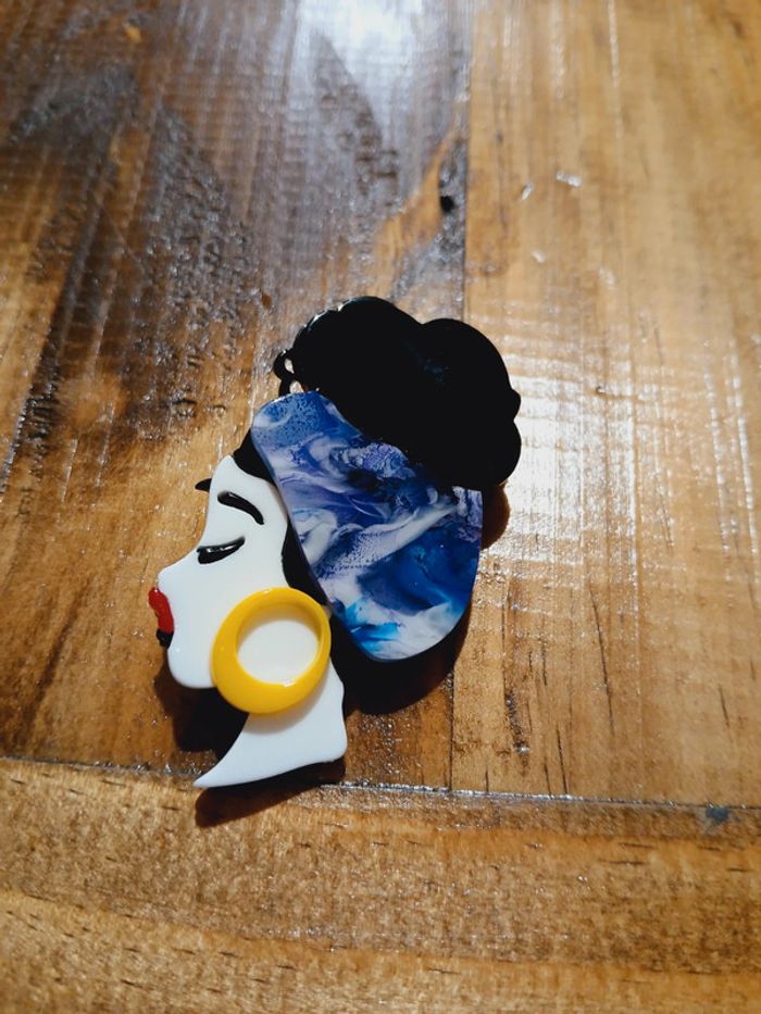 Femme au foulard bleu