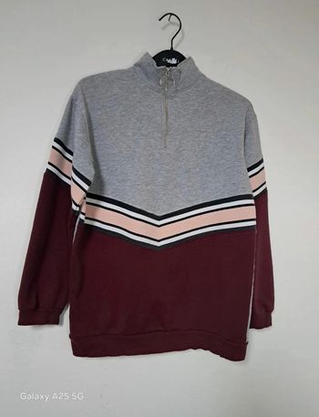 Pull gris et bordeaux