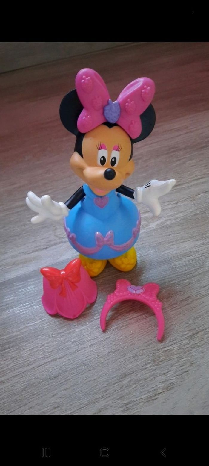 Maison minnie avec personnage - photo numéro 5