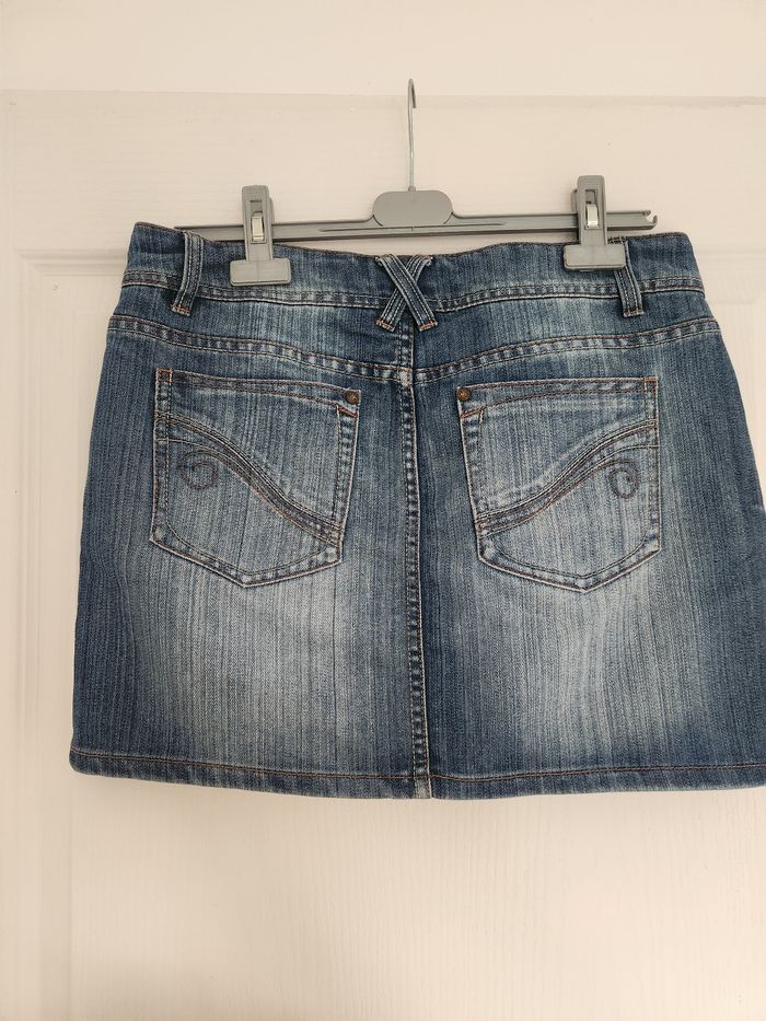 Jupe courte en jean. - photo numéro 2