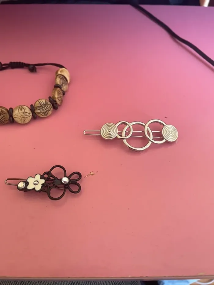 Lot de 2 bracelets et 4 pinces pour cheveux - photo numéro 3