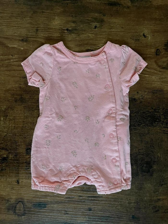 Combinaison courte rose saumon à motifs brillants