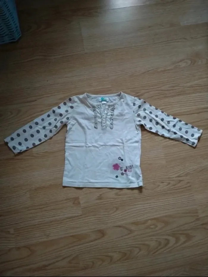 Haut manches longues. Beige a pois. Vertbaudet.
Taille 4 ans