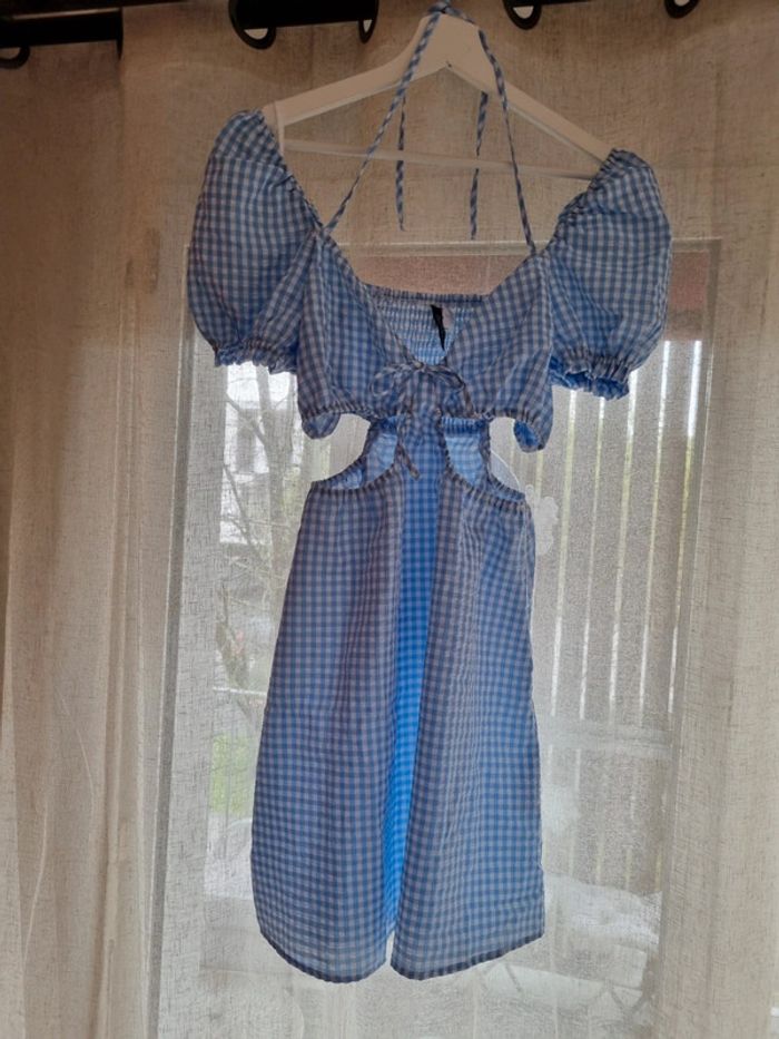 Robe courte ouverte sur le côté