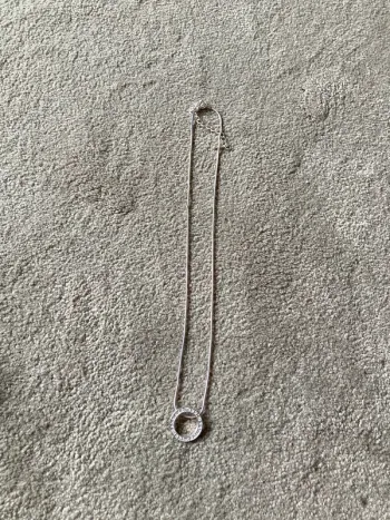 Collier rond à strass couleur argent