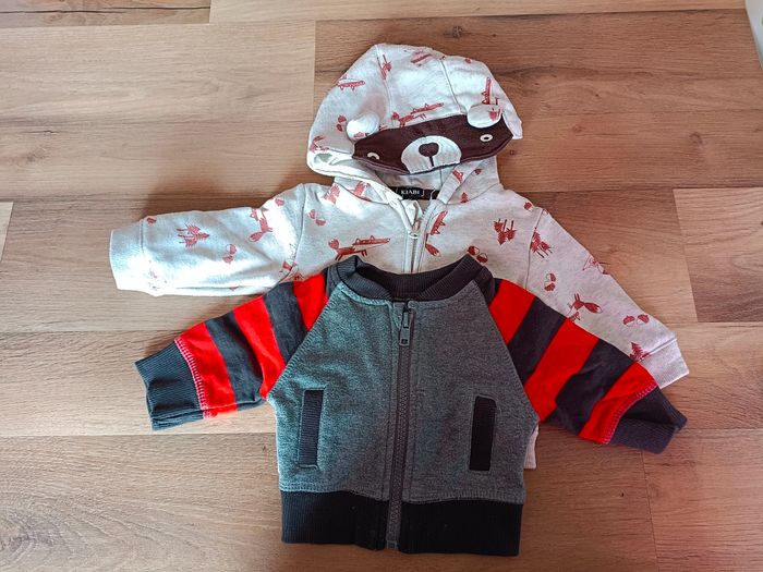 Lot 2 gilets 1 mois