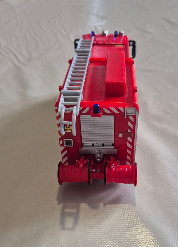 Véhicule miniature echelle 1/50 bburago Renault premium camion pompier - photo numéro 4
