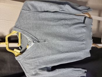 pull teddy Smith taille 12 ans en bon état.